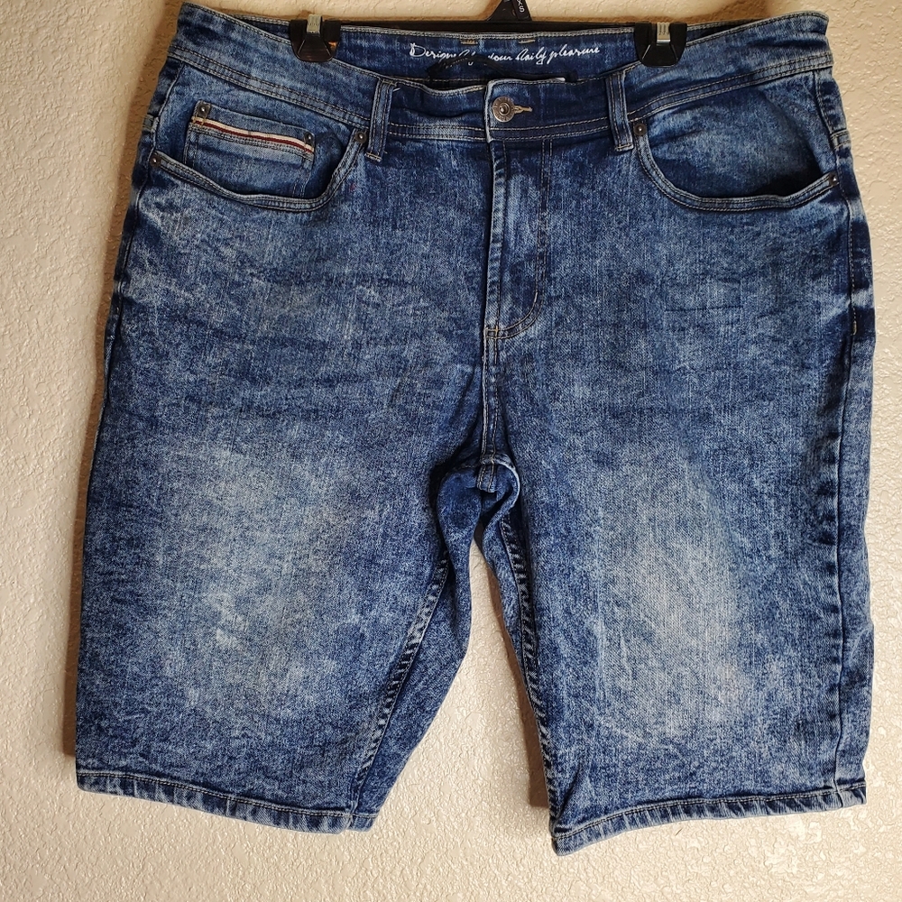 Men's denim shorts 38X12" Measures 40" 10" Leg Width Dbl Belt Loop Back See Pics
